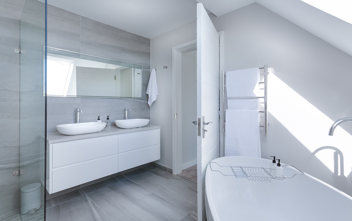 Lees meer over het artikel Waarom is het handig om voor een complete badkamer te kiezen?